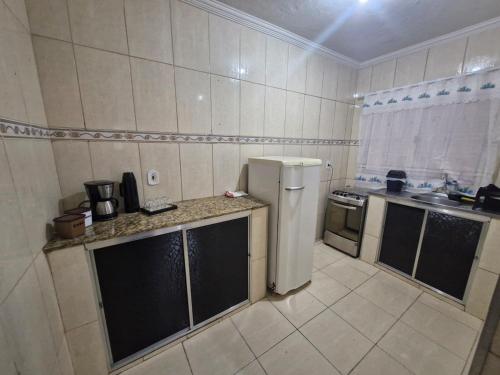 Una cocina o cocineta en Casa Aparecida do Norte