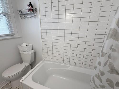 Fotografie z fotogalerie ubytování Entire Two Bedrooms Bungalow- Walking distance to Burlington Downtown- Sleeps 6 v destinaci Burlington