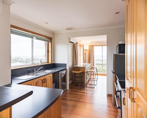 Η κουζίνα ή μικρή κουζίνα στο Home & Away at Coles Beach