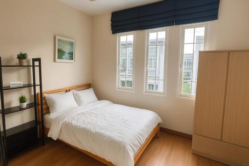 Ένα ή περισσότερα κρεβάτια σε δωμάτιο στο Massive Private 4BR Townhouse Pool& Gym Bangna