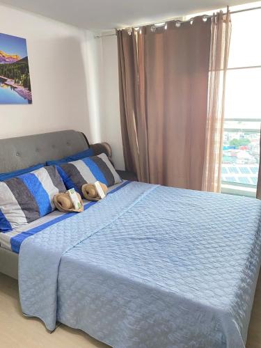 Katil atau katil-katil dalam bilik di Azure staycation by Deluxe Enclave