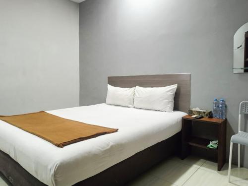 Cama o camas de una habitación en Hotel Prisma Mitra RedDoorz