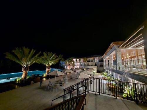 a night view of a resort with a swimming pool at Pyrineus Residence - Resort em Pirenópolis in Pirenópolis
