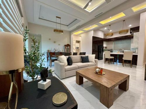 Posezení v ubytování San Juan home 15 min to McAllen La Plaza Mall and Airport