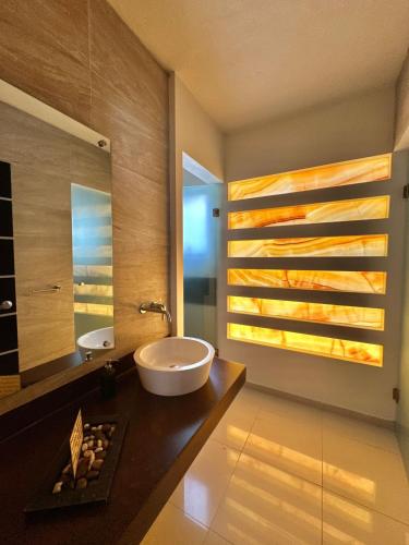 a bathroom with two sinks and a large mirror at Hermosa casa en Lomas de Cocoyoc in Texcalpan