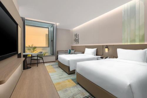 Ένα ή περισσότερα κρεβάτια σε δωμάτιο στο Holiday Inn & Suites Shanghai Changfeng by IHG