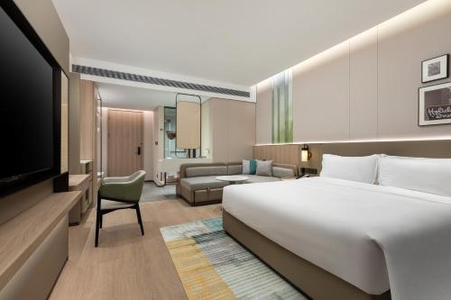Μια τηλεόραση ή/και κέντρο ψυχαγωγίας στο Holiday Inn & Suites Shanghai Changfeng by IHG