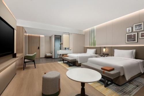 Ένα ή περισσότερα κρεβάτια σε δωμάτιο στο Holiday Inn & Suites Shanghai Changfeng by IHG