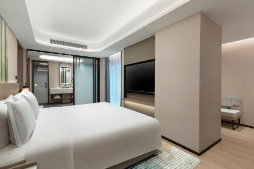 Ένα ή περισσότερα κρεβάτια σε δωμάτιο στο Holiday Inn & Suites Shanghai Changfeng by IHG