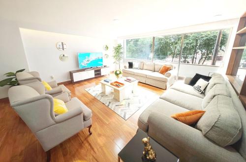 a living room with two couches and a table at Leonora 2 MaiaHomeUbicacion Privilegiada 4BR 3BA en Polanco in Mexico City