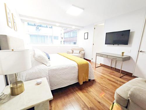 a bedroom with a bed and a desk and a television at Leonora 2 MaiaHomeUbicacion Privilegiada 4BR 3BA en Polanco in Mexico City