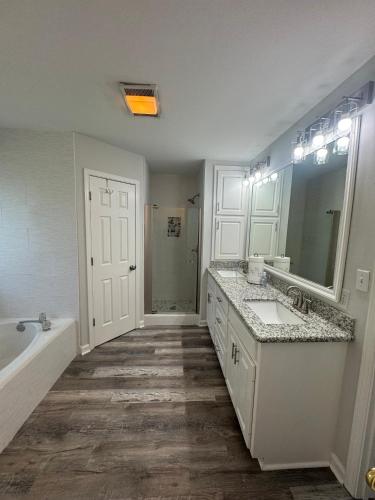 Koupelna v ubytování Prairieville Retreat 3-bedroom house