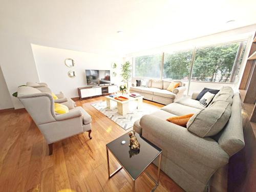 a living room with two couches and a table at Leonora 2 MaiaHomeUbicacion Privilegiada 4BR 3BA en Polanco in Mexico City