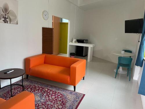 Μια τηλεόραση ή/και κέντρο ψυχαγωγίας στο Happy 2 Hotel Patunam