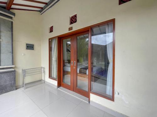 Gallery image of Urbanview Hotel Lilis Cempaka Mas Guesthouse in Canggu