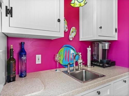 Kuchyň nebo kuchyňský kout v ubytování Ocean Side Private Yard Beach Badges Deck Patio Wifi Washer & Dryer Keurig