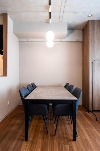 a dining room with a table and chairs at Amp Flat Arc Bliss 4 in Chikushino