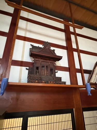 a small shrine on a shelf in a building at 自然に囲まれた海沿いの広い一軒家 貸切 佐渡 古民家 レッドジャスパーRedjasper in Sado