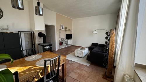 a living room with a table and a couch at Ferienwohnung inmitten der Natur und Seen in Haltern