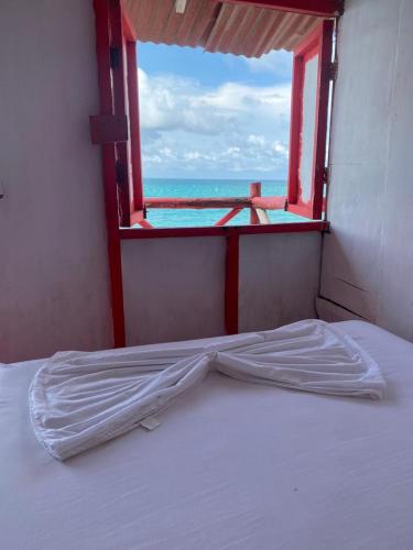 a bed in a room with a window at Hostel bunker Peruano in Playa Blanca