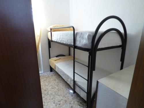 アヴォラにあるCasa Linaの二段ベッド2組が備わる客室です。