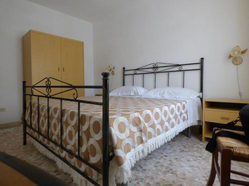 アヴォラにあるCasa Linaのベッドルーム(白いシーツを使用した大型ベッド1台付)