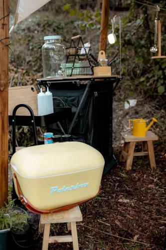 a mattress sitting on a stool in front of a piano at Voodoo Glamping in Únětice