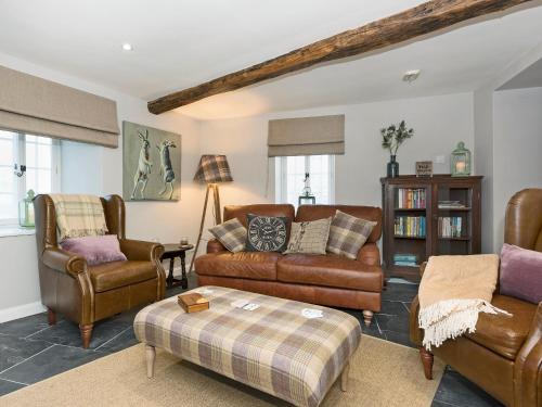 ein Wohnzimmer mit einer Couch und zwei Sesseln in der Unterkunft Crescent Cottage in Askham