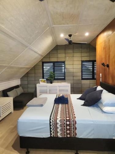 Ένα ή περισσότερα κρεβάτια σε δωμάτιο στο Self Contained Luxury With Pool