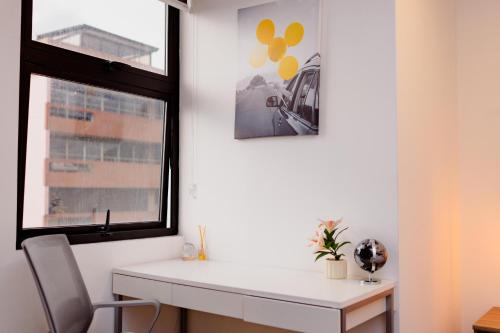 a white desk in a room with a window at Loft con aire acondicionado en zona hotelera in Guatemala