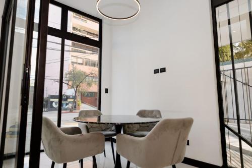 a dining room with a table and chairs at Loft con aire acondicionado en zona hotelera in Guatemala