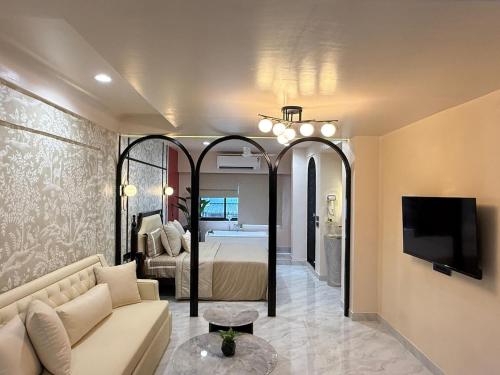 TV a/nebo společenská místnost v ubytování Nivara Luxury Jacuzzi Suite in Koregaon Park