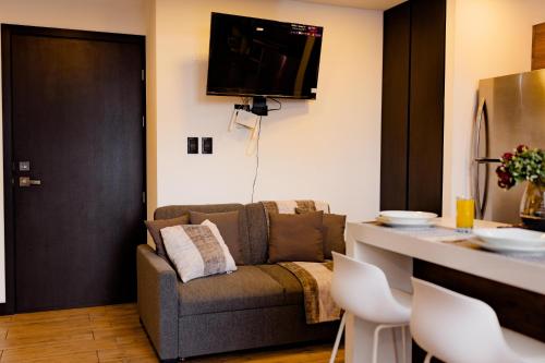 a living room with a couch and a table at Loft con aire acondicionado en zona hotelera in Guatemala
