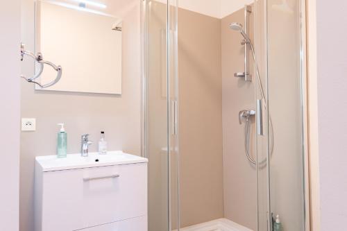 a bathroom with a shower and a sink at La Pause Péronnaise - Maison de ville en coeur de village in Péronne