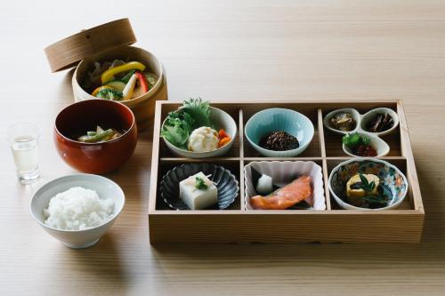 a wooden box filled with different types of food at ブランシエラ石舞台テラス Branchera Ishibutai Terrace in Asuka