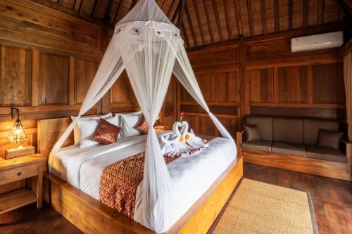 Postel nebo postele na pokoji v ubytování Embun Pagi Wooden Private Villas Ubud