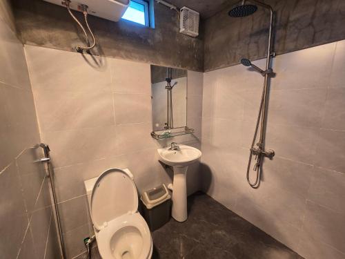 ein kleines Badezimmer mit Toilette und Waschbecken in der Unterkunft The Zen Garden Sapa in Sa Pa