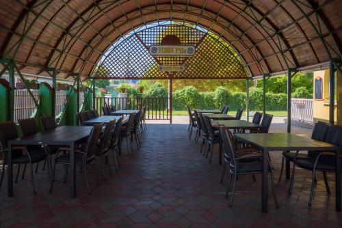 Un restaurant sau alt loc unde se poate mânca la HBH Bajor Sörház Sólyomfészek Panzió
