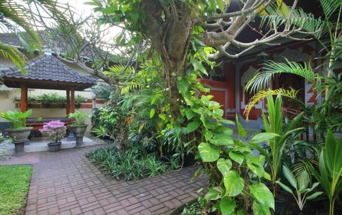 Taman di luar Hotel Jati Sanur
