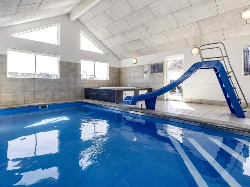 Πισίνα στο ή κοντά στο 20 person holiday home in Løkken