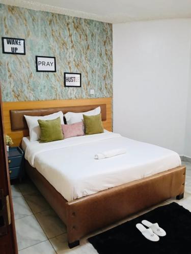 Postel nebo postele na pokoji v ubytování Eldoret Cozy 2-Bed Along Kisumu Road Near Maya