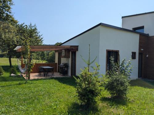 Un jardín fuera de Útulný apartmán Vážka u Pastvinské přehrady v Orlických horách