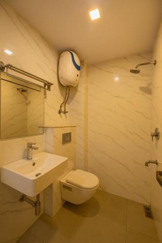 Ένα μπάνιο στο Hotel Bramhaputra Near New Delhi Railway Station and RK Ashram Metro Station