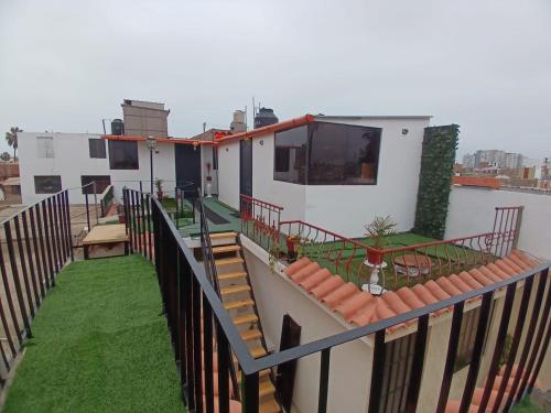 リマにあるFreestyle Homeの塀付きの家のバルコニー