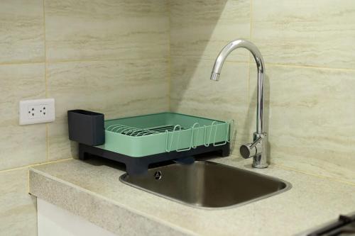 eine Küchentheke mit Spüle und Wasserhahn in der Unterkunft Modern Flat in Lince - 2 bedrooms in Lima