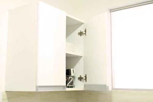 eine Küche mit weißen Schränken und einem Fenster in der Unterkunft Modern Flat in Lince - 2 bedrooms in Lima