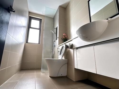 Ένα μπάνιο στο Sky88 3BR luxury condo w Pool Table (TOWN AREA)