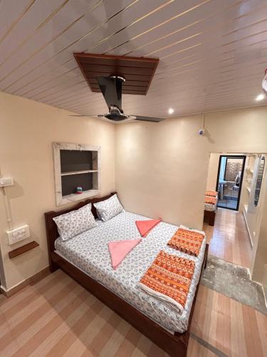 Ein Bett oder Betten in einem Zimmer der Unterkunft TEMPLE VIEW GUEST HOUSE