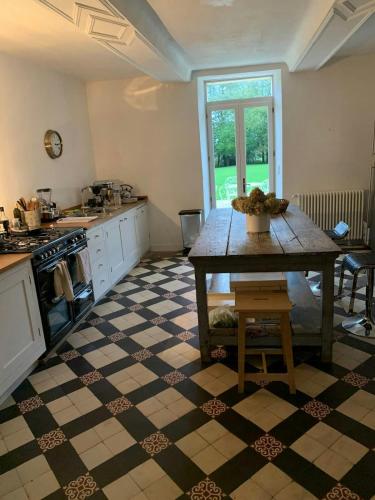 Dapur atau dapur kecil di Historic Castle In The Heart Of Normandy