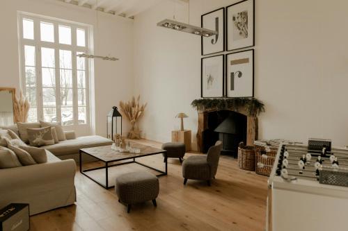 Ruang duduk di Historic Castle In The Heart Of Normandy